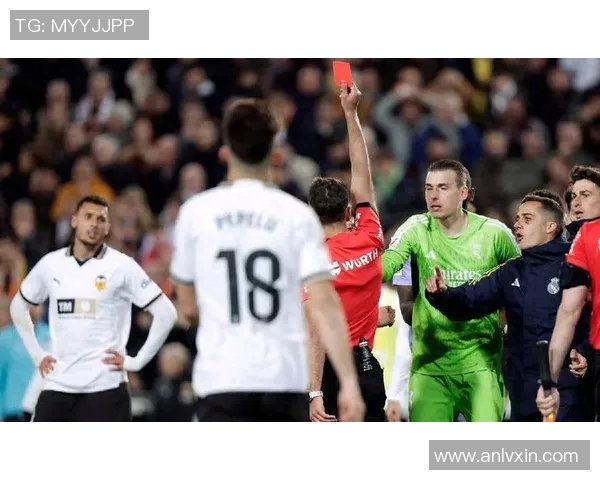 巴伦西亚队员意外受伤离场，主教练愤怒不已：裁判判罚引争议，球队将提出申诉